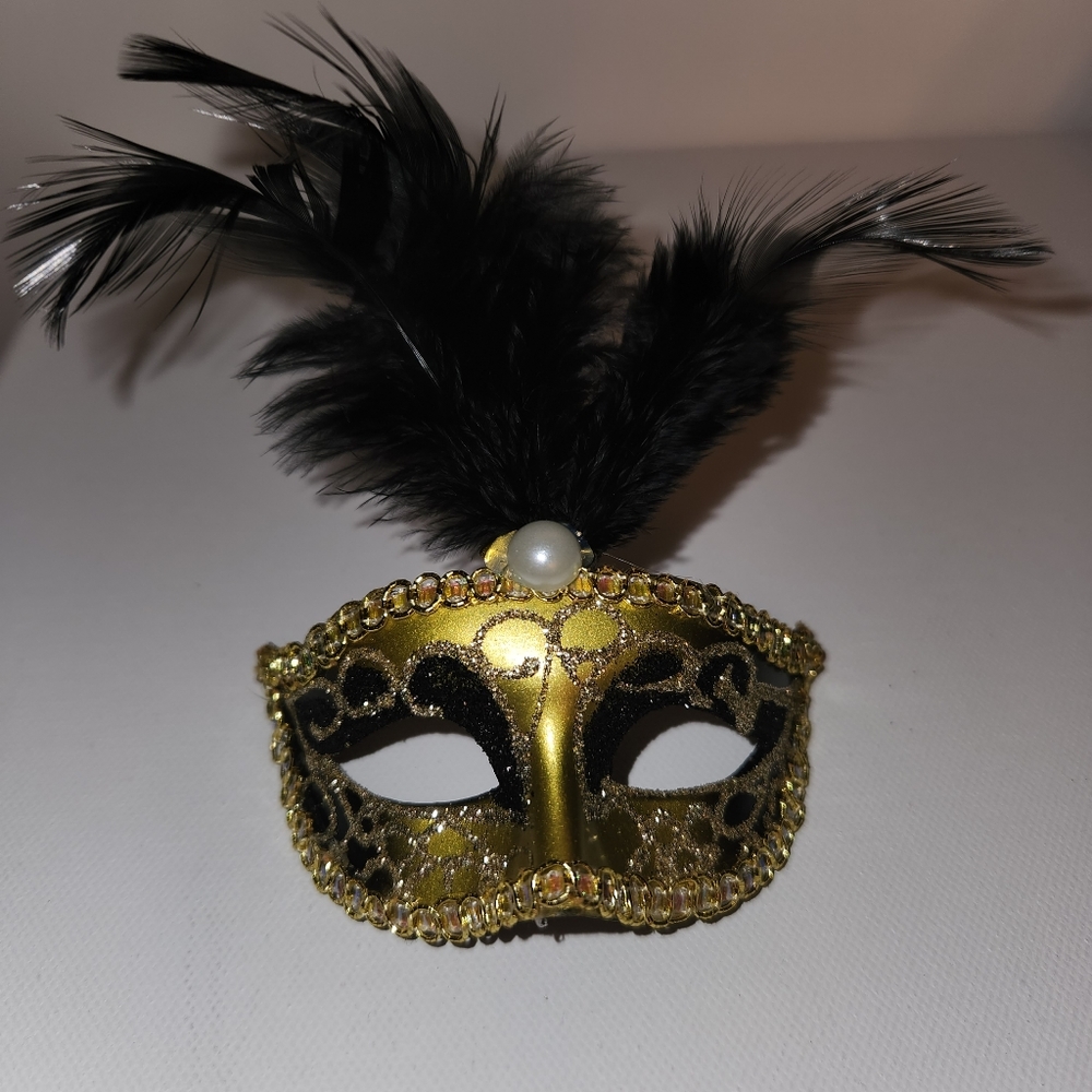 Ten Mini mascarade masks for party decorations